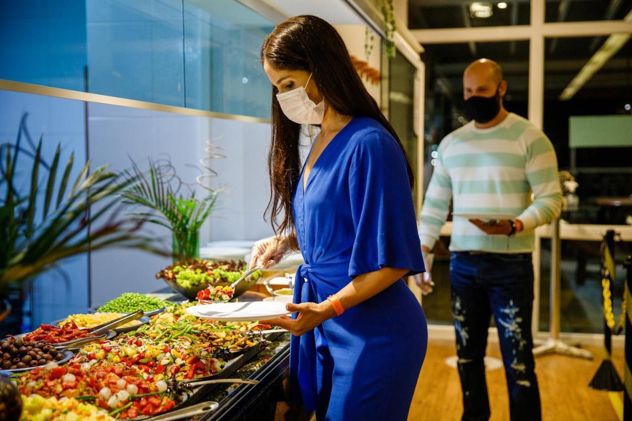 Villa Hipica Resort Gravatá Exterior photo A woman wearing a face mask at a buffet